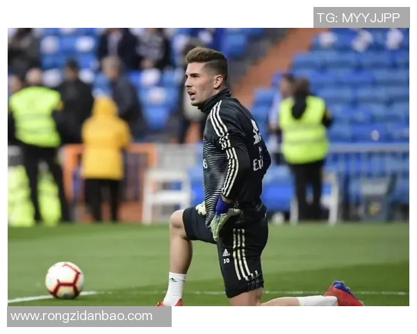 足球明星精彩瞬间两边铲技艺展示引发球迷热议与赞叹 足球明星精彩瞬间两边铲技艺展示引发球迷热议与赞叹